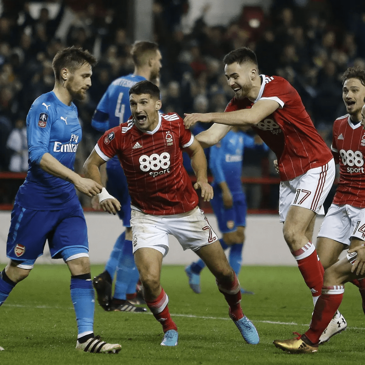 里则有3人 里则有3人