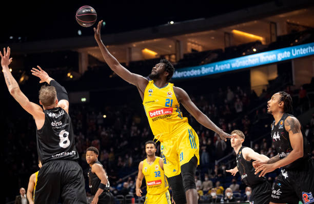 断球尝试中 断球尝试中